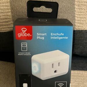 Globe Smart Plug - White and Black